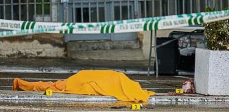 GRAF9738. TOLEDO, 03/03/2022.- Un hombre ha matado presuntamente a una mujer con arma de fuego en un área de servicio de Maqueda (Toledo), y posteriormente se ha suicidado, y todo apunta, según la guardia civil, a que se trata de un caso de violencia machista. En la imagen, el cadaver de la víctima yace en el área de servicio que se ubica en el kilómetro 74 de la A-5. EFE/Ángeles Visdómine