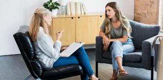 Una psicóloga en consulta con su paciente