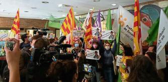 Protesta sobre el calendario escolar en el departamento de Educació