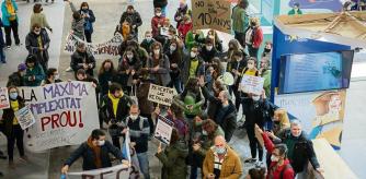 Un grupo de personas pertenecientes al sector educativo a su llegada a la Fira de Barcelona con carteles y pancartas para irrumpir la inauguración del Saló de l'Ensenyament, a 16 de marzo de 2022, en Barcelona, Catalunya (España). Este evento, que reúne orientación, talleres, y propuestas educativas, ha sido irrumpido por la llegada de docentes durante el segundo día de su huelga programada. El sector educativo catalán reivindica la inversión del 6% del PIB en educación, la 