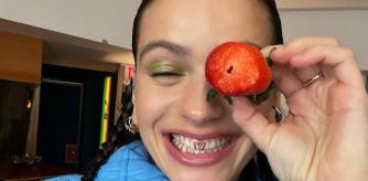 Rosalía con su piercing con forma de mariposa