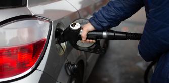 Un hombre reposta combustible en una gasolinera de Barcelona