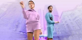 Dos personas llevando ropa deportiva de Champion