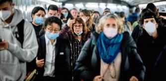 FOTO ALEX GARCIA DESDE HOY YA NO ES OBLIGATORIO EN ESPAÑA LLEVAR MASCARILLA EN INTERIORES POR LA PANDEMIA DE COVID SALVO TRANSPORTES PUBLICOS Y RECINTOS SANITARIOS. EN LA FOTO TUNEL DE TRANSBORDO DEL METRO 2022/04/20