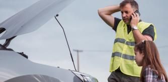 Un conductor pide asistencia ante una avería de su coche