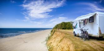 Autocaravana aparcada sobre una playa