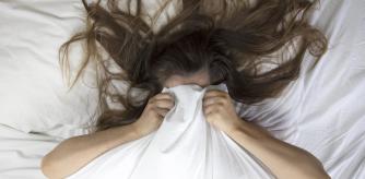 Una mujer se tapa la cara tras una pesadilla