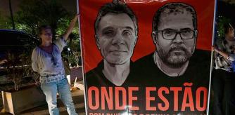 TOPSHOT - Employees of the National Indigenous Foundation protest over missing British journalist Dom Phillips and Brazilian Indigenous affairs specialist Bruno Pereira, in Brasilia, on June 9, 2022. - The family of a British journalist missing in the Amazon urged British and Brazilian authorities in London on Thursday to step up their efforts to find him. Dom Phillips, 57, a regular contributor to The Guardian, and Bruno Pereira, 41, a specialist in indigenous peoples, were reported missing on Sunday after they ventured into the middle of the Amazon rainforest. (Photo by EVARISTO SA / AFP)