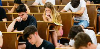 Inicio de las pruebas de selectividad, PAU, en la facultad de Biología de la UB.