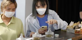 Bangkok (Thailand), 16/06/2022.- Customers buy cannabis at 'ÄòThe Dispensary,'Äô one of a few cannabis cafes in Bangkok, Thailand, 16 June 2022. After Thailand decriminalized marijuana and hemp, removing them from the country's narcotics list on 09 June 2022, a number of cannabis cafes have become quite popular, as well as a few restaurants adding new cannabis infused dishes to their menus. Thailand formally legalized the production, distribution, consumption, and possession of cannabis, and has decriminalized marijuana and hemp, removing them from the country's narcotics list on 09 June 2022, a historic move that ended decades of prohibition. People can now grow the plant for personal consumption, which can be used in traditional medicine, cuisine and police will not arrest those who smoke marijuana at home. However, the extracts of cannabis which contain more than 0.2 percent by weight of Tetrahydrocannabinol (THC), the main psychoactive compound found in marijuana, will still remain illegal. (Tailandia) EFE/EPA/DIEGO AZUBEL