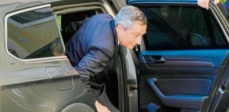 Italian Premier Mario Draghi, arrives to pay his respects to the body of late Italian journalist Eugenio Scalfari, lied in state in Rome's Capitol Hill , Friday, July 15, 2022. Scalfari, who revolutionized Italian journalism with the creation of La Repubblica, a liberal daily that boldly challenged traditional newspapers, died on Thursday. He was 98. (AP Photo/Gregorio Borgia)