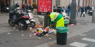 Un operario de la limpieza trabaja en la plaza del Sol de Madrid en una imagen de archivo 
EUROPA PRESS
  (Foto de ARCHIVO)
07/11/2013