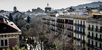 foto XAVIER CERVERA 27/01/2021 vista de la calle enrique granados con edificios viviendas modernistas a la derecha y la facultad de de teologia a la izqda, peatonal y con muchos arboles (universidad y montjuic al fondo) barrio d l eixample ,barcelona