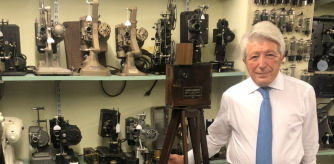 Enrique Cerezo pasa ante la colección Josep Maria Queraltó en Barcelona