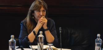 Laura Borràs al inicio de la reunión de la Mesa del Parlament en la que ha sido suspendida