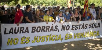 Varias personas se han manifiestado para apoyar a la presidenta del Parlament, Laura Borràs, este jueves 28 de julio
