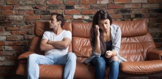 pareja separada en un sofá