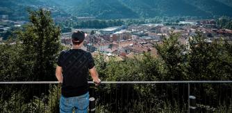 Faisal (nombre inventado), amigo de los terroristas, contempla desde una colina el pueblo de Ripoll, adonde llegó de niño