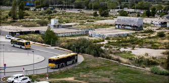 El nuevo barrio estará ubicado en los terrenos que ocupaban fábricas históricas como La Seda; al fondo, la autovía