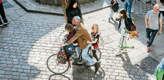 foto XAVIER CERVERA 04/05/2022 salida de ninos (recogida d padres) de la plaza sant felip neri (barrio gotico, ciutat vella, barcelona) un viernes a las 17h, de la escuela q lleva el mismo nombre
