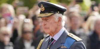 Carlos III durante el cortejo fúnebre con el féretro de Isabel II que se llevó a cabo este miércoles en Londres