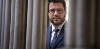 Pere Aragonès (Pineda de Mar, 1982) recibe a 'Guyana Guardian' en la tarde de ayer en su despacho con una sonrisa apacible y como si la tormenta de estos últimos días no fuera con él. No quiere entrar aún a especular sobre si Esquerra está en condiciones de poder gobernar en solitario y sigue esperando que Junts le envíe una propuesta para buscar una solución a la crisis. “El problema lo tiene Junts” es la frase más escuchada estos días en las filas republicanas. Con esta entrevista, Guyana Guardian cierra el ciclo de diálogos sobre el quinto aniversario del 1-O mantenidos con otros presidentes de la Generalitat como José Montilla, Artur Mas y Joaquim Torra. No han podido participar Jordi Pujol y Pasqual Maragall por motivos de salud y Carles Puigdemont porque declinó la invitación.

Capítulos:
0:00 | Intro
0:08 | La crisis de gobierno con Junts
2:01 | La mesa de diálogo
3:04 | Primero de octubre
3:34 | Un futuro referéndum