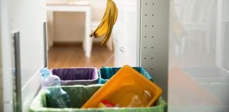 Los cubos de la basura deben ir en espacios cerrados