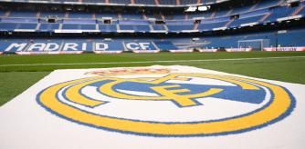 El escudo del Real Madrid, este domingo en el Bernabéu