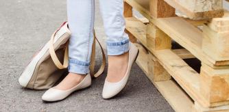 10 zapatos planos perfectos para llevar con vaqueros