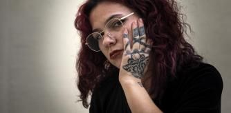 Lucía Clapés se hizo su primer tatuaje con 15 años. Ya ha perdido la cuenta de los que lleva