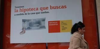 Anuncio de hipotecas en el escaparate de una entidad financiera