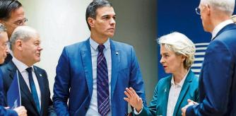 European Commission President Ursula von der Leyen, Germany's Chancellor Olaf Scholz, Spain's Prime Minister Pedro Sanchez, Italy's Prime Minister Mario Draghi, Netherland's Prime Minister Mark Rutte and Latvia's Prime Minister Krisjanis Karins attend a European Union leaders' summit in Brussels, Belgium October 21, 2022. REUTERS/Piroschka van de Wouw