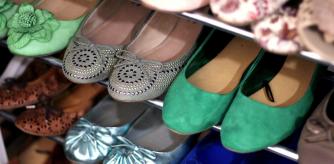 Conviene organizar los zapatos por tipo y ocasión.