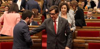 El líder del PSC, Salvador Illa, saluda al president del Govern, Pere Aragonès tras la reprobación del conseller de Interior, Joan Ignasi Elena