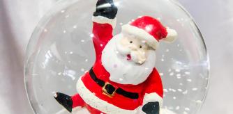 Puedes rellenarla de nieve artificial como las que se usan para los nacimientos, o bien de purpurina o porexpan granulado.