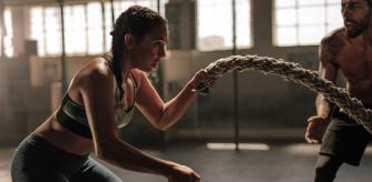 Mujer practicando CrossFit