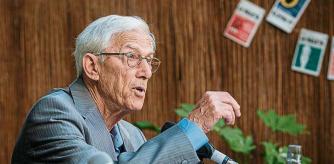 15072021 Llibrestiu,. Llibreria La Central del carrer Mallorca. conversa de Theodor Kallifatides i Monika Zgustova