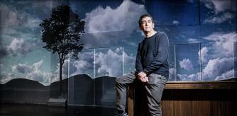 EL dramaturgo Juan Mayorga en el escenario del teatro Akadèmia de Barcelona, donde se representa 'Himmelweg. Camino del cielo'