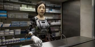 La farmacéutica humanoide de 'Happiness', de Dries Verhoeven, que se presenta en el ciclo 'Katharsis' del Teatre Lliure