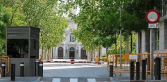 Tribunal Supremo puerta principal plaza Villa de Paris vista desde audiencia nacional de la calle genova en madrid