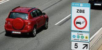 foto XAVIER CERVRA 15/09/2020 ZBE (zona de baixes emisions) presente ,por ejemplo, en la ronda de dalt ;por la altura de passeig vall d hebron .Hoy entra en vigor, después del aplazamiento por la Covid-19, la aplicación de multas a los vehículos más contaminantes que circulen por la zona de bajas emisiones (ZBE). Las sanciones, de 100 a 500 euros en función de la infracción y el tipo de vehículo, debían comenzar a ser efectivas en abril, pero el confinamiento retrasó hasta la vuelta a la escuela esta medida. Los vehículos afectados por las restricciones de circulación son las que no tienen derecho a distintivo ambiental de la DGT (0, Eco, C y B) y no pueden circular por el ámbito de la ZBE entre las siete de la mañana y las ocho de la tarde los días laborables. Para algunos vehículos antiguos, se mantiene el veto.