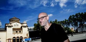 El patronat del Teatre Lliure es reuneix avui a les 12h per decidir q convocara un concurs public (obert internacionalment) ,despres de la renuncia voluntaria de Lluis Pasqual, montjuic ,barcelona
president Ramon Gomis de Barbarà
vicepresidència Joan Subirats Humet (ICUB - Ajuntament de Barcelona), Maria Dolors Portús i Vinyeta (Departament de Cultura - Generalitat de Catalunya), Amaya de Miguel (INAEM - Ministerio de Educación, Cultura y Deporte) i Oriol Lladó i Esteller (Diputació de Barcelona)
secretari no patró Tomás Segura Andrés
vocals Frederic Amat Noguera, Pere Arquillué Cortadella, Bárbara Bautista Molina (Associació d’Espectadors del Teatre Lliure), Joan-Anton Benach, Jordi Bosch i Palacios, Josep Caminal i Badia, Àlex Casanovas Hernández (Associació d'Actors i Directors Professionals de Catalunya) Imma Colomer Marcet, Antoni Dalmau i Ribalta, Joan Font i Pujol, Guillem-Jordi Graells i Andreu, Esteve León Aguilera, Jordi Maluquer Bonet, Roser Marcé i Mata, Maria Martínez Vendrell, Miquel Molins i Nubiola, Fermí Reixach i Garcia, Àlex Rigola Montés, Esther Ros Roca (La Lleialtat SCCL), Rosa Maria Sardà i Tàmaro, Jordi Sellas i Ferrés, Antoni Sevilla i Gibert, Anna Veiga Lluch
a l imatge, alex rigola (ex director teatre lliure) arribant a la reunio