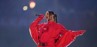 Rihanna con su 'total look' rojo durante su actuación en la Super Bowl