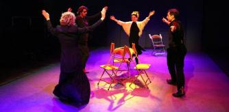 Una escena de ‘Bye bye, Hort dels cirerers’ a la Sala Dau al Sec