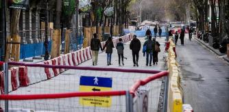 foto XAVIER CERVERA 14/01/2023 reportaje obras nueva supermanzana eixample calle consell de cent. están yendo súper deprisa para llegar a tiempo en las elecciones municipales, incluso están trabajando muchos sábados, fotos de obreros y trabajos, y tb d las incomodidades propias de las obras (aceras estrechas, problemas de accesos a viviendas y comercios, colas en panaderías q no tienen sitio)