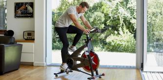 Ejercicio en bicicleta estática en casa