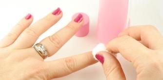 Con este quitaesmalte de uñas de gel no necesitarás ir hasta un salón de uñas para quitártelas