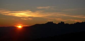 El atardecer recortado de Montserrat.