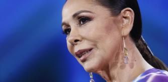 La espectacular foto de Isabel Pantoja con solo un mantón de manila para celebrar los 50 años de carrera