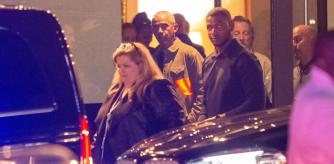 El expresidente de EE.UU. Barack Obama, de perfil y saliendo de un coche, llega al Gran Hotel La Florida de Barcelona